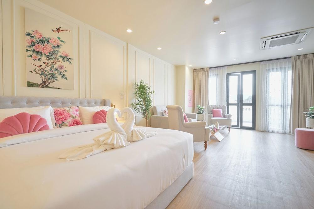 Hawa House Phuket Room Type - Suite Room with Balcony