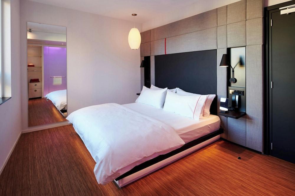 citizenM Rome Isola Tiberina Room Type - Room, 1 King Bed (Mobility Accessible, Roll-In Shower)