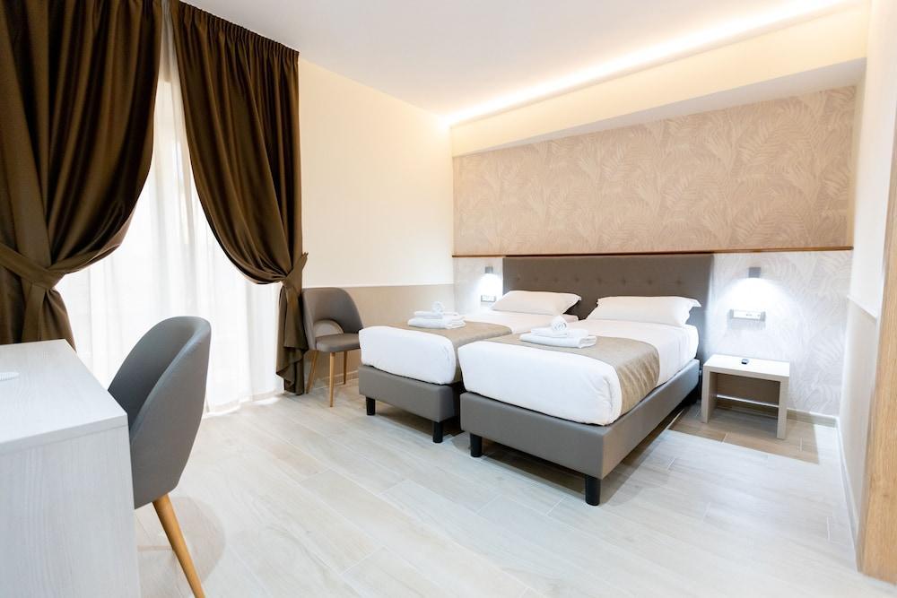 Hotel Maximus Room Type - Deluxe Double or Twin Room, Balcony, City View