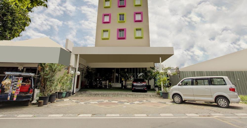 Collection O Gambir Near Masjid Istiqlal Formerly Aleander Hotel - Tap to explore photos