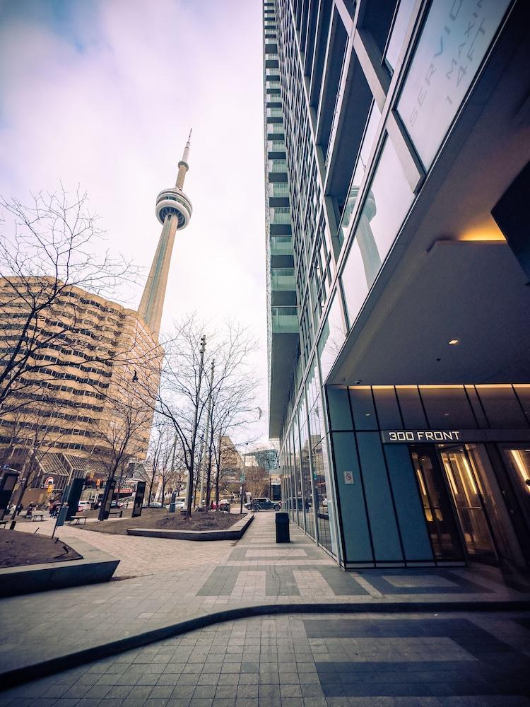 Luxury Suite by CN Tower & Free Parking - Tap to explore photos