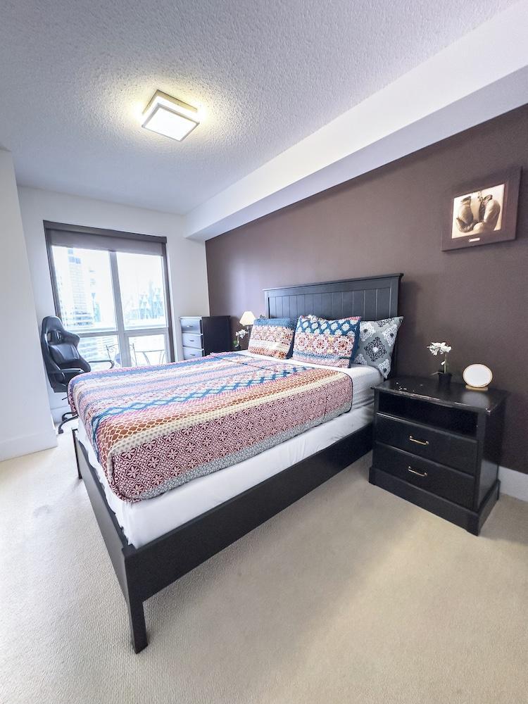 Luxury Suite by CN Tower & Free Parking - Tap to explore photos