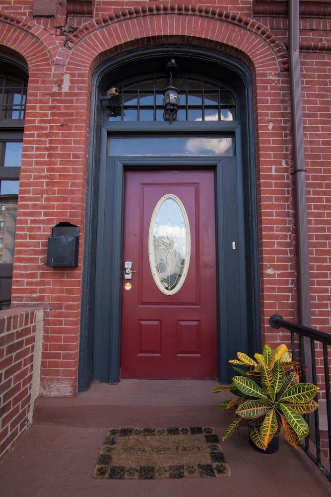 Saint Nicholas Inn Guesthouse - Tap to explore photos