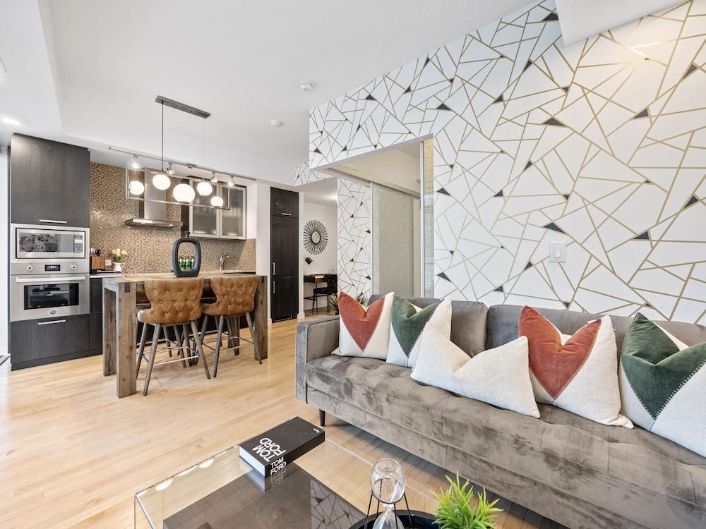 Stallion Suites Opp CN Tower & Scotiabank Arena - Tap to explore photos