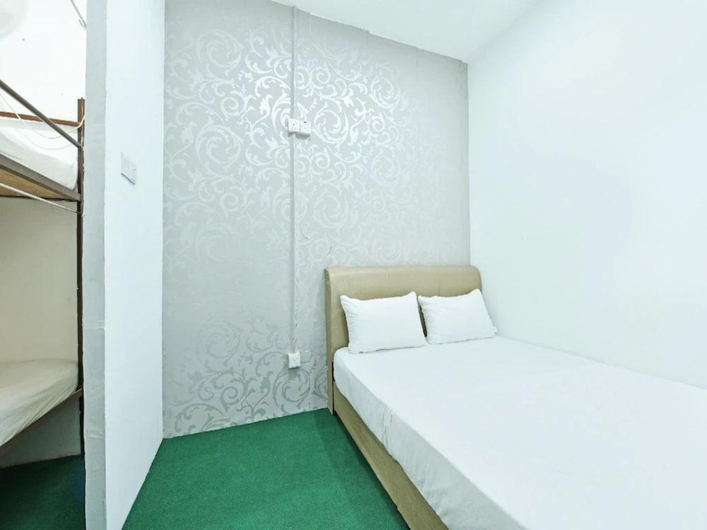 OYO 90970 Senja Hostel Chinatown - Tap to explore photos