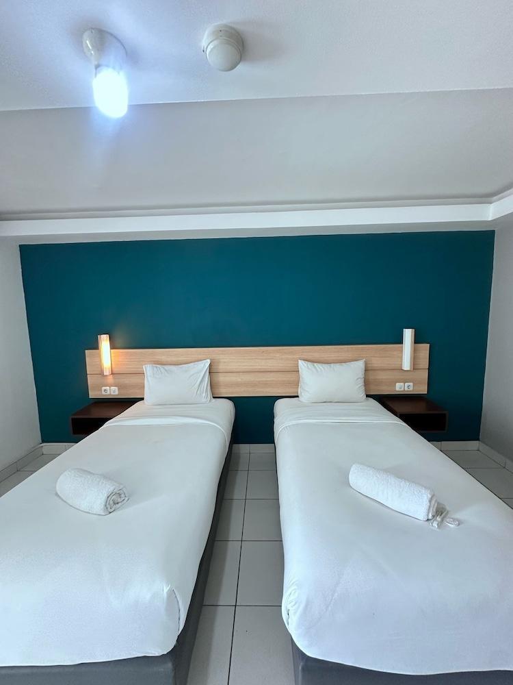 IZI COZI HOTEL KEMAYORAN Room Type - Deluxe Twin Room