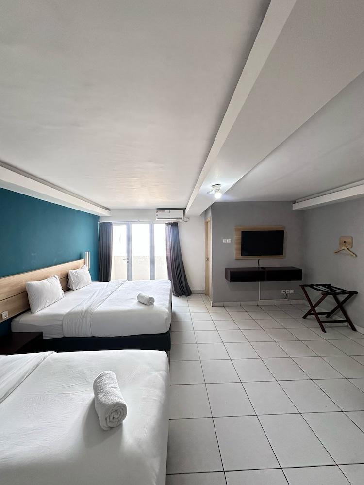 IZI COZI HOTEL KEMAYORAN - Tap to explore photos