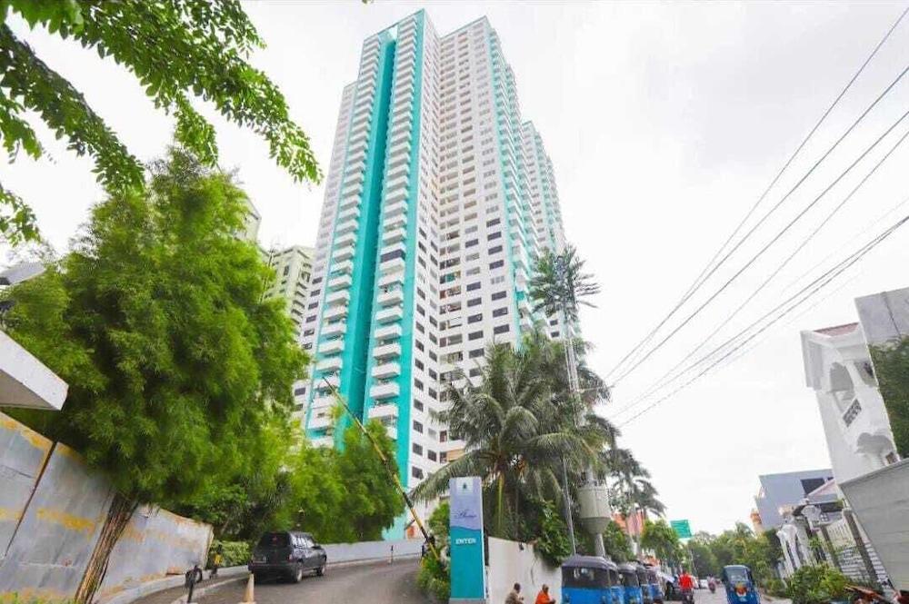 IZI COZI HOTEL KEMAYORAN - Tap to explore photos