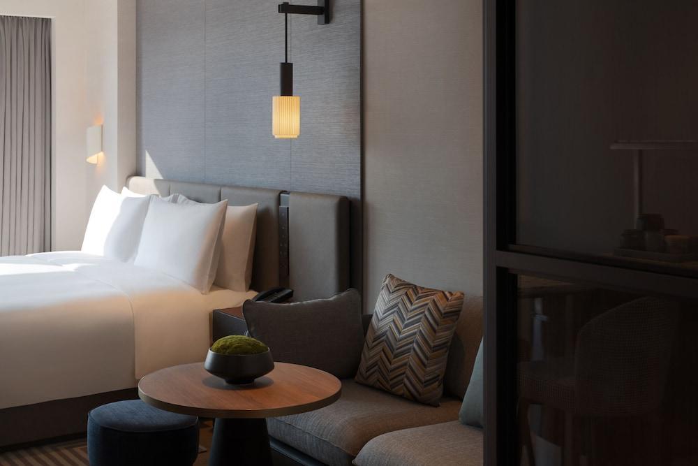 New World Guangzhou Hotel by Rosewood Hotel Group Room Type - Business King Room