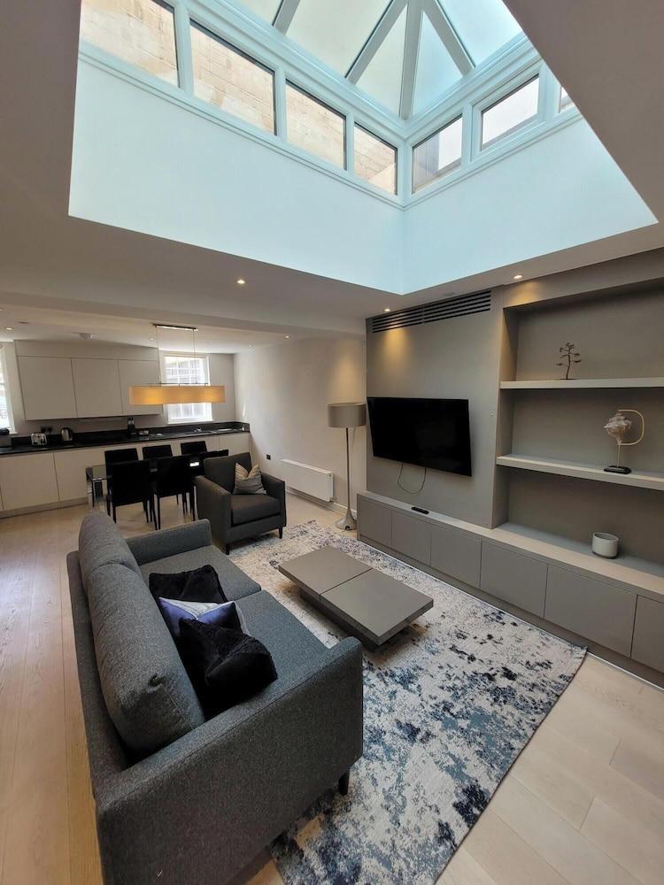 Buckingham Palace Residencies by Aeria Apartments - Tap to explore photos