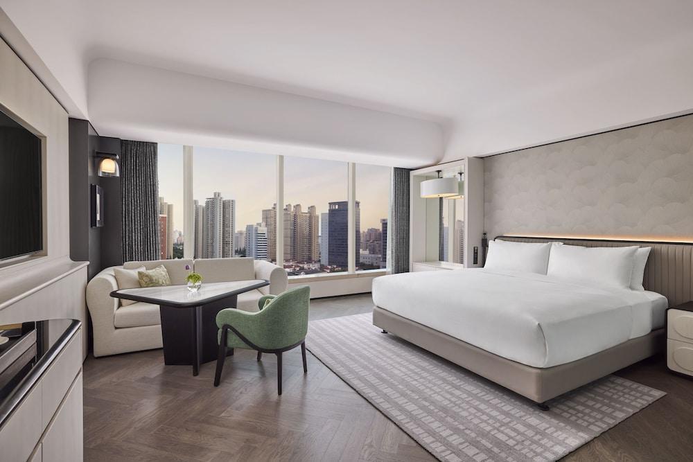 Hilton Shanghai City Center Room Type - Executive Deluxe Room, King