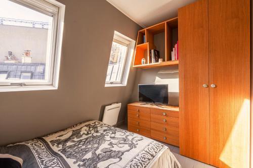 1min Walk From Champs Elysées - Avenue Montaigne - AC - Self-Checkin - Working Desk