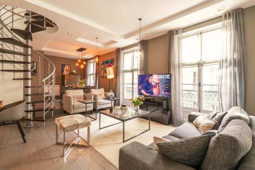 1min Walk From Champs Elysées - Avenue Montaigne - AC - Self-Checkin - Working Desk - Tap to explore photos