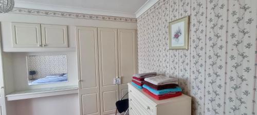 Barking London House sleeps 12 - parking - train tube - airport - Tap to explore photos