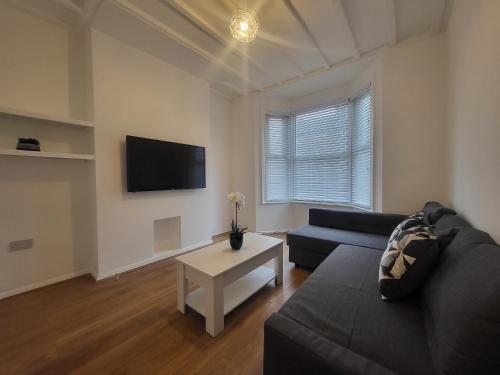 Central 5BR Retreat - Walk to Tube, Explore London - Tap to explore photos