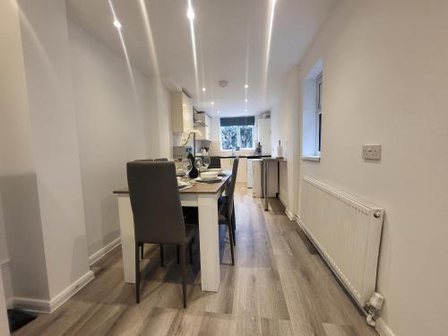 Central 5BR Retreat - Walk to Tube, Explore London - Tap to explore photos