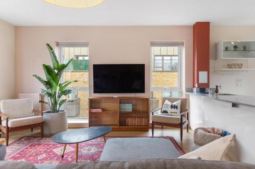 Designer London 2Bed 3Bath Duplex - 20mins2Central London! - Tap to explore photos