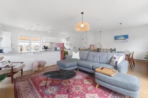 Designer London 2Bed 3Bath Duplex - 20mins2Central London! - Tap to explore photos