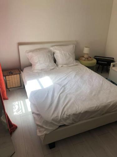 Upper West Side XVI Golden Triangle Cozy Flat - Tap to explore photos