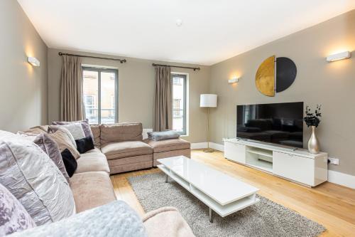 Fantastic Multilevel 3BR, Vibrant Angel, 5min Tube - Tap to explore photos