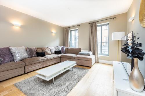 Fantastic Multilevel 3BR, Vibrant Angel, 5min Tube - Tap to explore photos