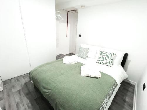 Studio with Bathroom and Kitchen 20 minutes from Central London - Tap to explore photos