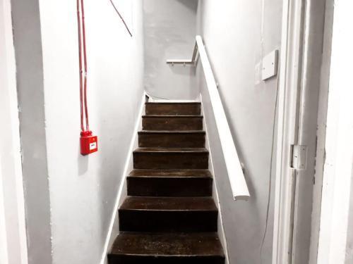 Studio with Bathroom and Kitchen 20 minutes from Central London - Tap to explore photos