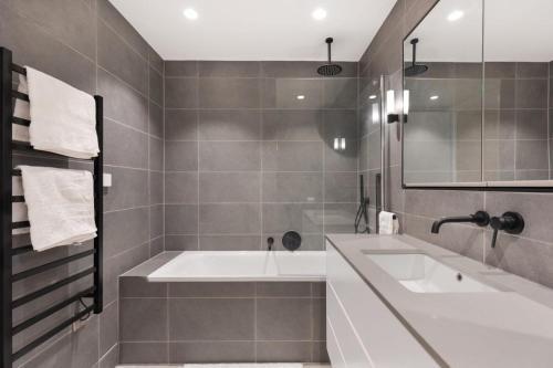 Melrose Place 7beds Wembley stadium 15mins to Central London - Tap to explore photos
