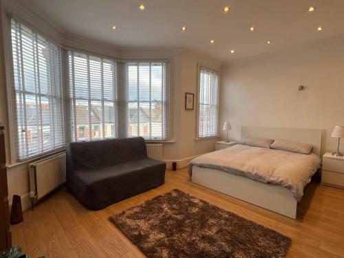 4 bed house 10 min walk to Tube - Tap to explore photos