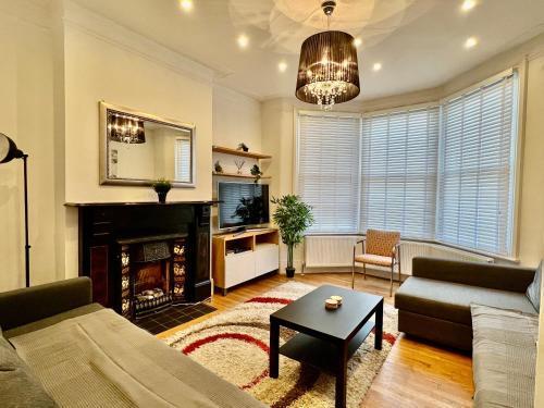 4 bed house 10 min walk to Tube - Tap to explore photos