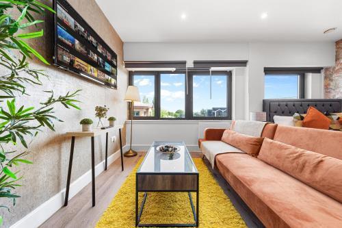 Stylish One Bedroom Flat - Sleeps 5 - Near Heathrow - London UB3 - Tap to explore photos