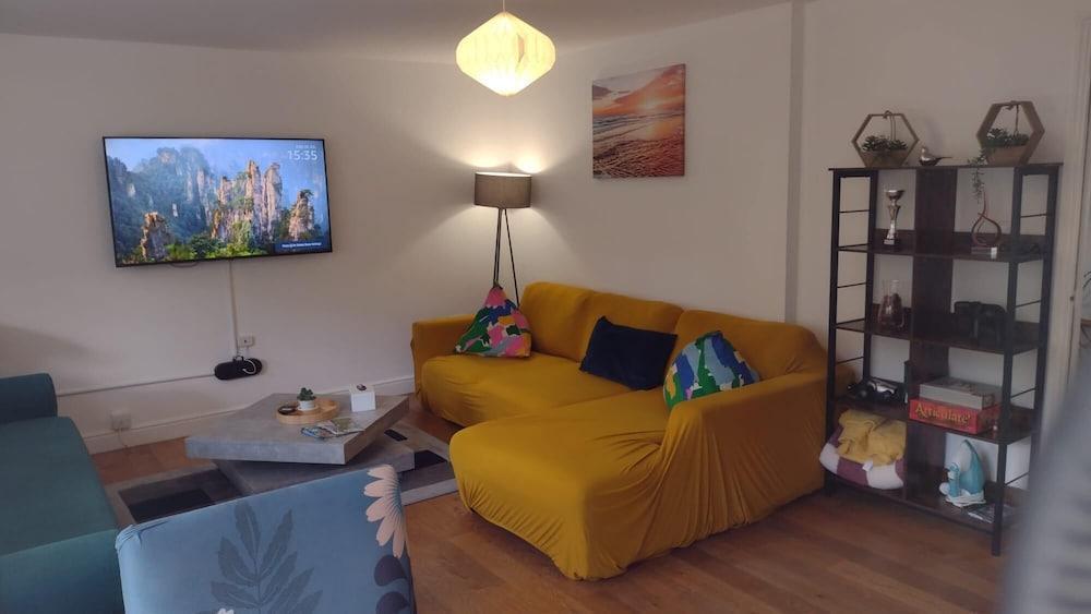 Urban Haven Apartment - 2 Bedrooms London - Tap to explore photos