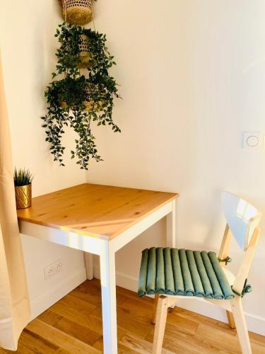 Top floor studio near Montmartre - Tap to explore photos