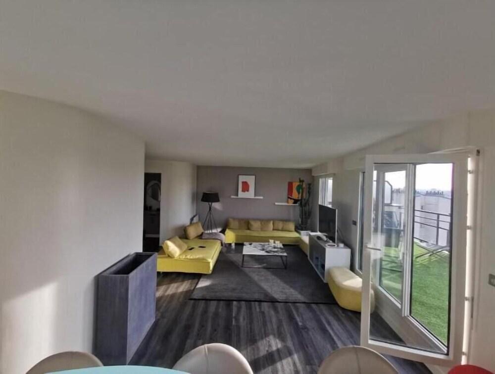 Appartement D'exception Paris 20ème, Terrasse de 45m2, vue sur la Tour Eiffel - Tap to explore photos