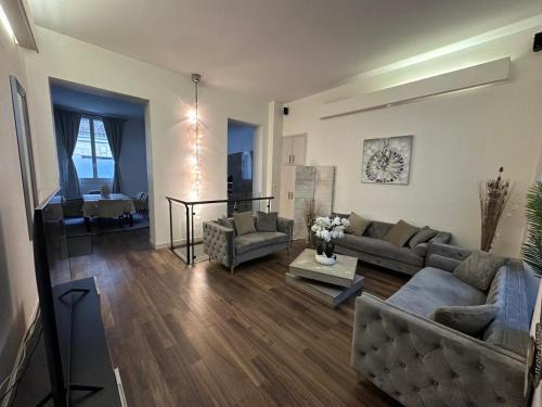 Les Champs Elysées-125m2 Modern and Spacious - Tap to explore photos
