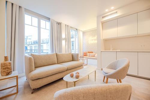 Amazing flat - CHAMPS ELYSEES - Tap to explore photos