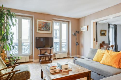 Spacious & lovely flat-Up to 10 guests-Paris 10 - Tap to explore photos
