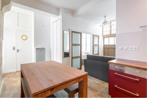Suite Du Lion/AC Historic Flat, Marais, 4-5 Guests - Tap to explore photos