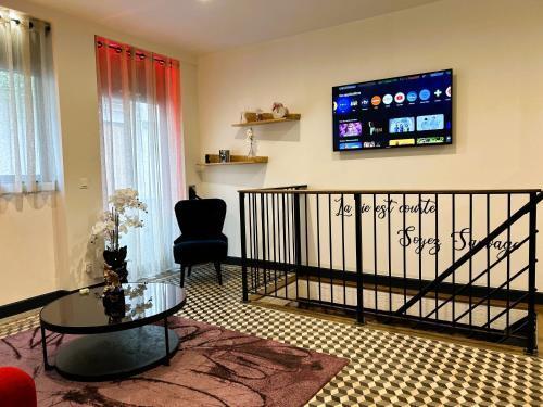 Love room in Paris - Tap to explore photos