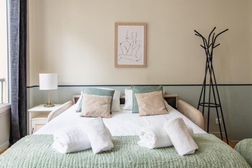 Modern spacious studio only 1 minute away from the Place de la République - Tap to explore photos