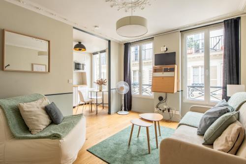 Modern spacious studio only 1 minute away from the Place de la République - Tap to explore photos