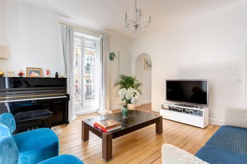 Elégant 4-room apartment near Arc de Triomphe and Palais des Congrès - Tap to explore photos