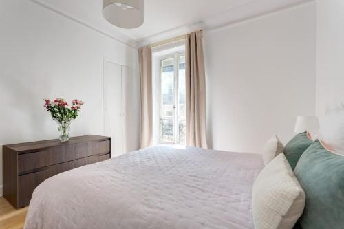 Elégant 4-room apartment near Arc de Triomphe and Palais des Congrès - Tap to explore photos