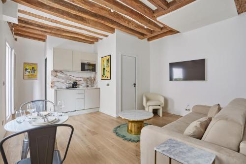 Eiffel Tower Apartment/Invalide by Studioprestige - Tap to explore photos