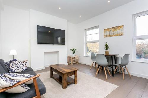 Stunning Modern two bedroom flat near Notting hill Gate - Tap to explore photos
