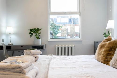 Stunning Modern two bedroom flat near Notting hill Gate - Tap to explore photos