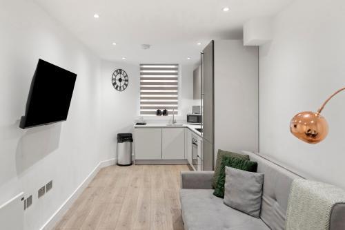 Spacious Luxury Apartment King Bed - Central Location - Tap to explore photos