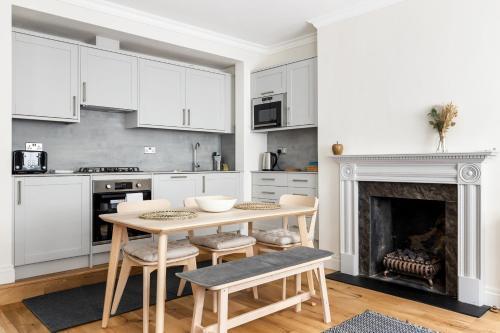 Fabulous Chelsea 2 bed - Tap to explore photos