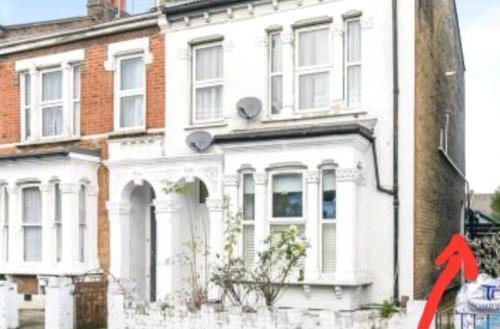 Room with luxury private bathroom & independent entrance near Tube - Tap to explore photos