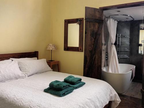 Room with luxury private bathroom & independent entrance near Tube - Tap to explore photos